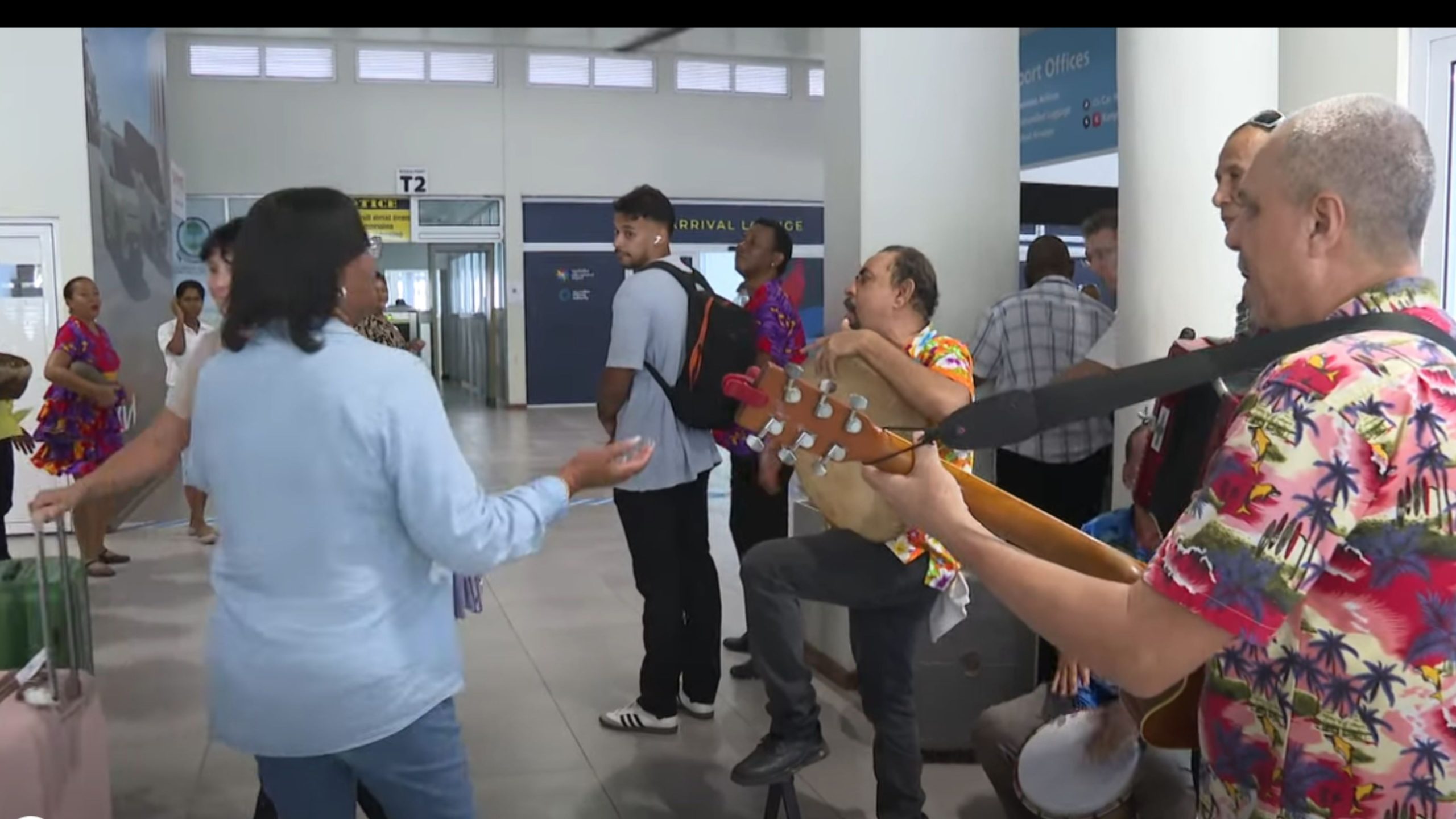 Bord Tourizm Sesel (STB) ti organiz en lakey spesyal pour bann pasaze ki ti pe debarke kot Erport Enternasyonal Sesel.