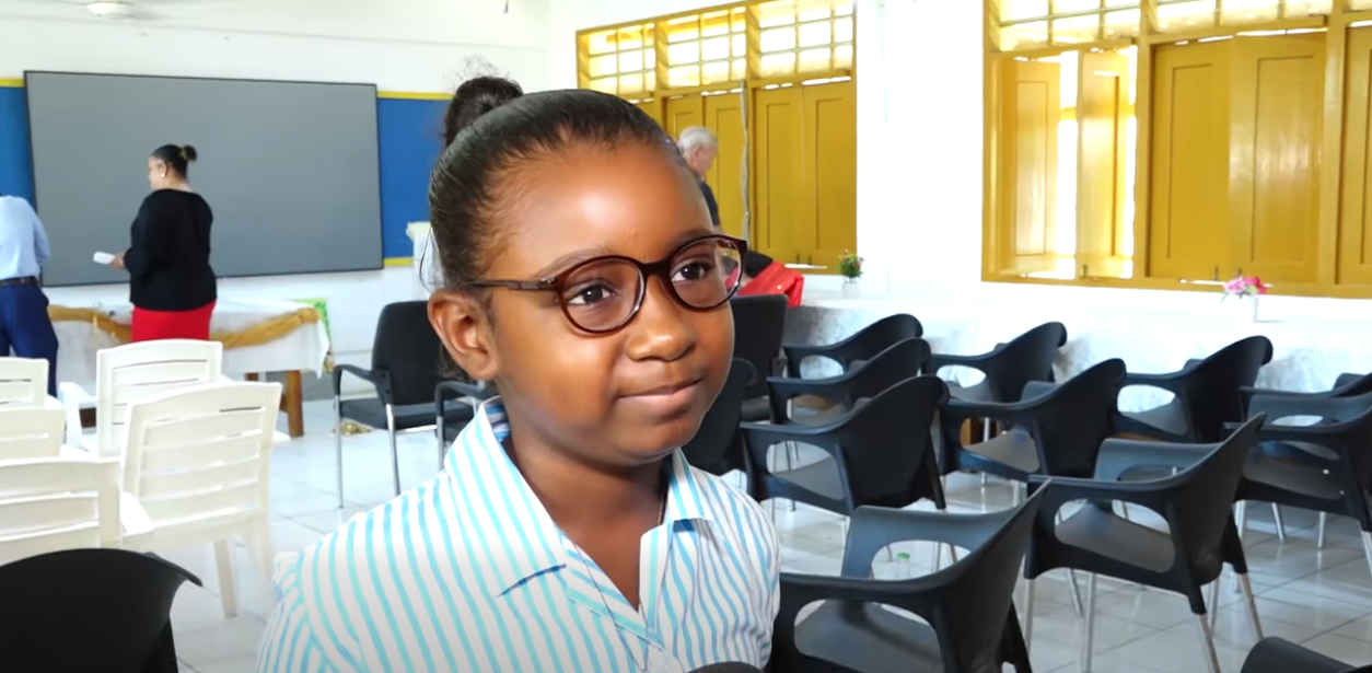 15 zanfan lekol primer Bel Ombre in resevwar sakenn en linet e son preskripsyon avek Lions Club of Seychelles. Sa bann zanfan i parmi 175 etidyan ki ti fer tes lizye kot sa lekol an Zilyet sa lannen.