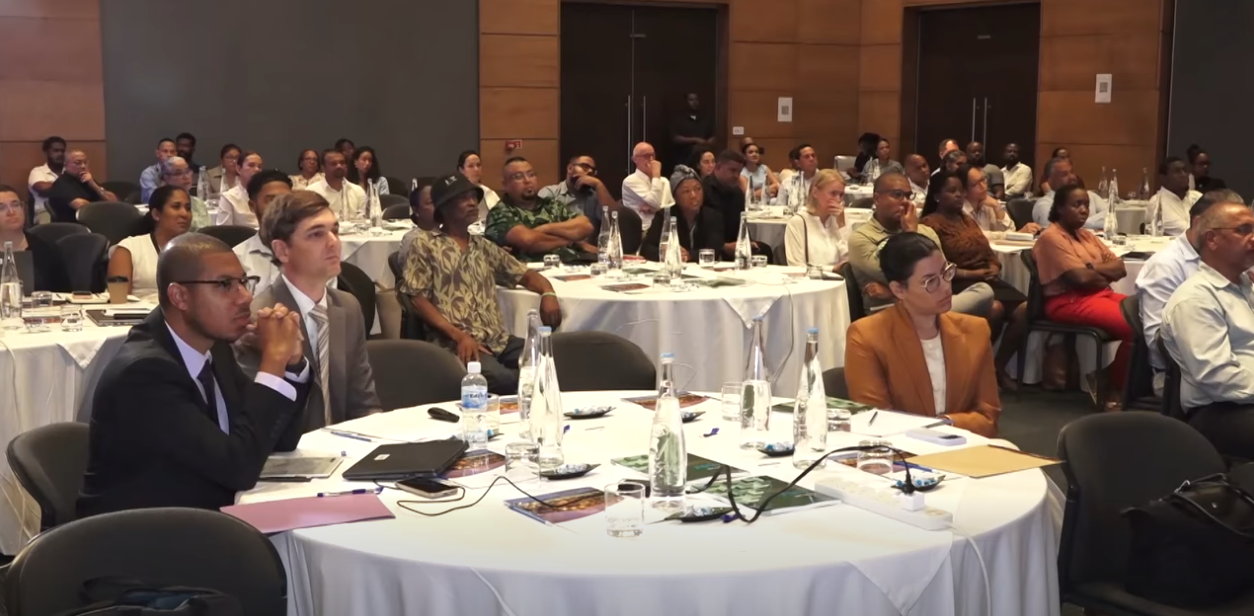 Gouvernman i annan plan pour adopte e enplimant bann rekomandasyon dan en rapor Labank Mondyal lo kwa ki Sesel i kapab fer pour ogmant son krwasans ekonomik par lannen 2040. Sa rapor i pran an konsiderasyon bann sekter tel ki mendev, ledikasyon ek devlopman nimerik dan pei. Gouvernman i annan plan pour adopte e enplimant bann rekomandasyon dan en rapor Labank Mondyal lo kwa ki Sesel i kapab fer pour ogmant son krwasans ekonomik par lannen 2040. Sa rapor i pran an konsiderasyon bann sekter tel ki mendev, ledikasyon ek devlopman nimerik dan pei.