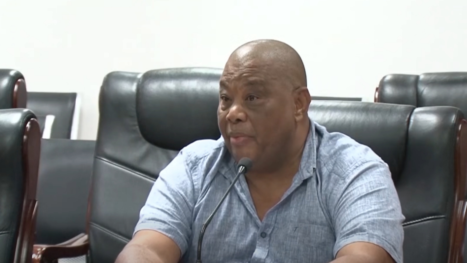 Ansyen direkter (DRDM), Robert Ernesta, in dir ki tou bann partener konsernan, ti okouran ki ti annan leksploziv. Ansyen direkter (DRDM), Robert Ernesta, in dir ki tou bann partener konsernan, ti okouran ki ti annan leksploziv.