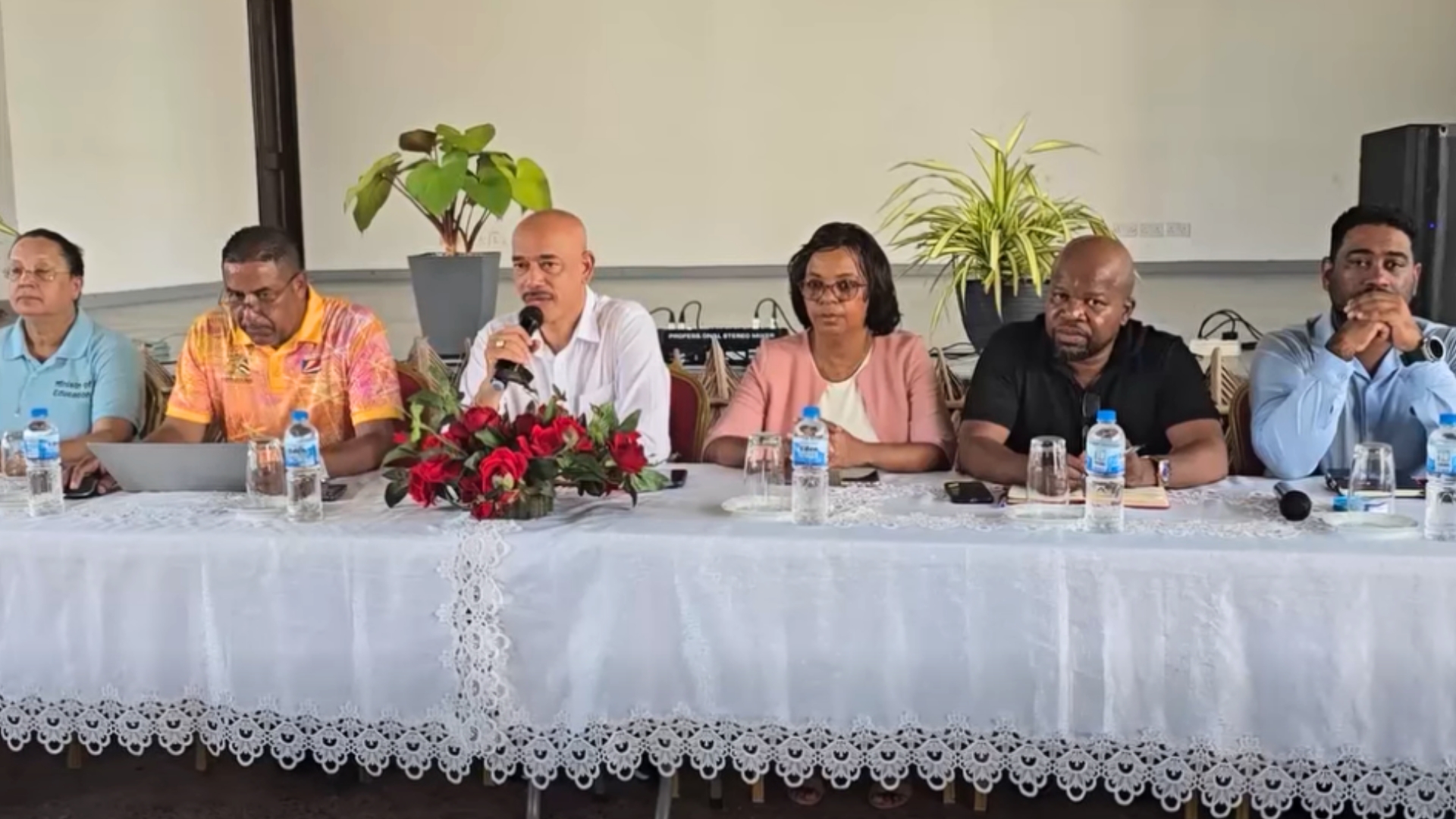 Minister Ledikasyon e Devlopman Resours imen i’n fer rankont ek paran lo Praslin ek La Digue.