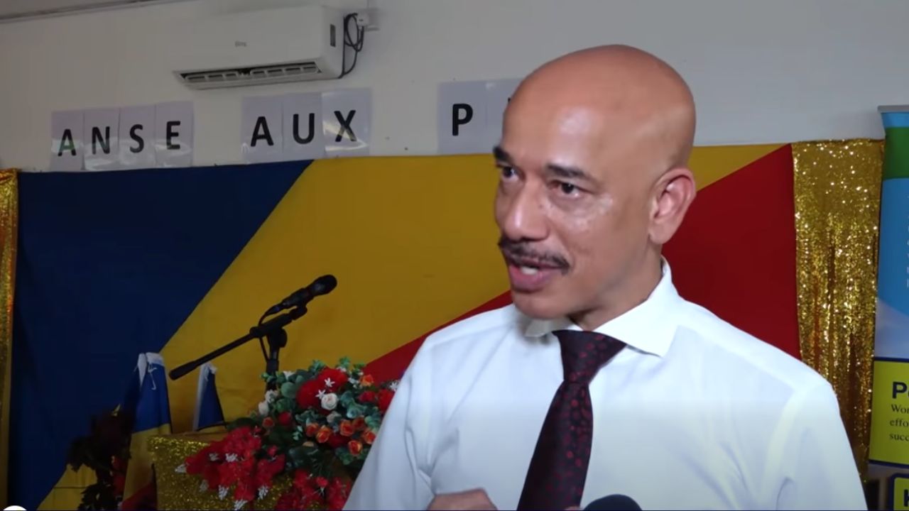 Revizyon lo polisi ki gouvern konportman dan bann lekol piblik.