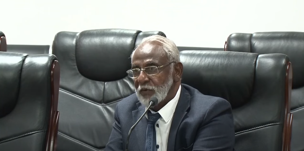Ansyen Minis Zafer Entern, Errol Fonseka, i dir ki plizyer lalwa ki ti annan pou fer avek son portfolyo ti demode, e zot ti’n komans en travay pou met zot azour. Me, zot pa ti ankor ariv lo sa enn konsernan leksploziv. Ozordi, i ti parmi de lezot temwen ki’n pas devan komisyon ki pe fer lanket dan leksplozyon kot CCCL, le 7 Desanm 2023. Ansyen Minis Zafer Entern, Errol Fonseka, i dir ki plizyer lalwa ki ti annan pou fer avek son portfolyo ti demode, e zot ti’n komans en travay pou met zot azour. Me, zot pa ti ankor ariv lo sa enn konsernan leksploziv. Ozordi, i ti parmi de lezot temwen ki’n pas devan komisyon ki pe fer lanket dan leksplozyon kot CCCL, le 7 Desanm 2023.