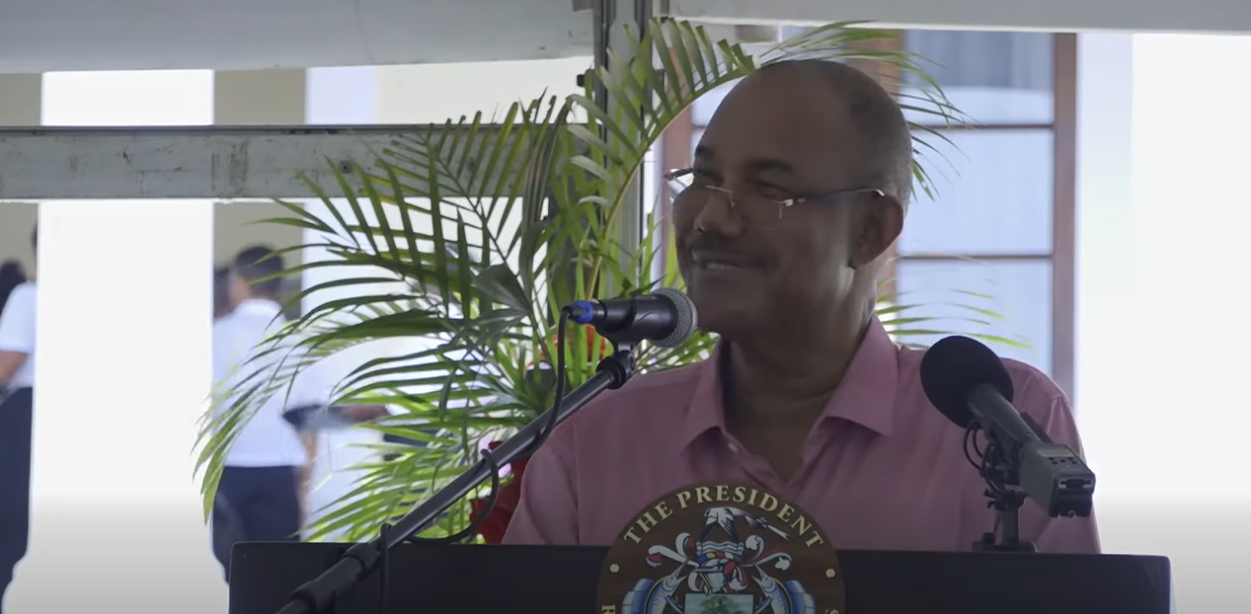 Apartir Zanvye lannen prosen, pour annan en logmantasyon 800 roupi dan fon sekirite sosyal. Sete Prezidan Larepiblik, Patrick Herminie, ki ti fer sa lanons pandan en resepsyon ki ti fer State House ozordi apremidi, pour selebre lazournen enternasyonal bann sitwayen aze. Apartir Zanvye lannen prosen, pour annan en logmantasyon 800 roupi dan fon sekirite sosyal. Sete Prezidan Larepiblik, Patrick Herminie, ki ti fer sa lanons pandan en resepsyon ki ti fer State House ozordi apremidi, pour selebre lazournen enternasyonal bann sitwayen aze.